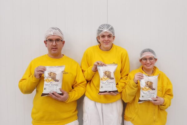 Les patates de Sant Tomàs estrenen gust al pebre negre i impulsen inclusió laboral